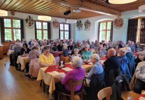vollbesetzt