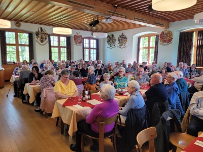 vollbesetzt